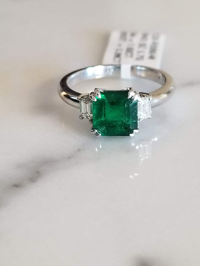 green emerald ring three stone emerald ring